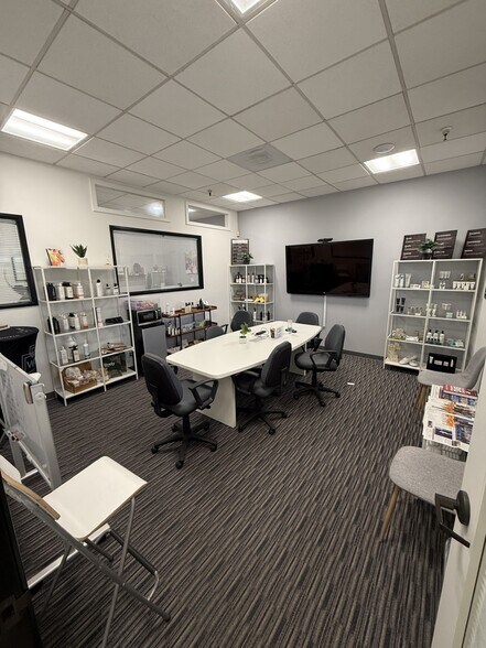 8960 Carroll Way, San Diego, CA à louer - Photo du bâtiment - Image 3 de 11