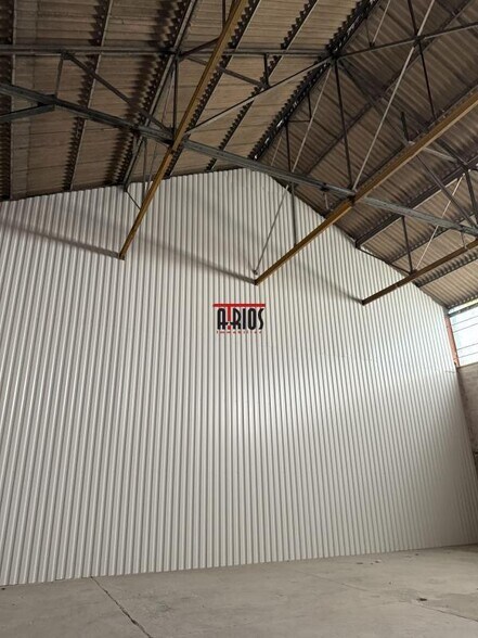 Industrial in Manosque for sale - Interior Photo - Image 2 of 8