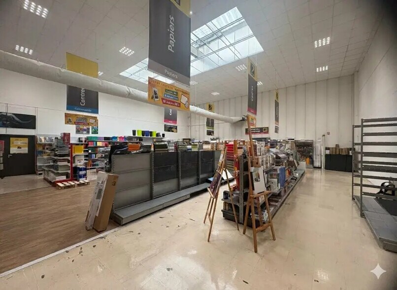 Flex in Savigny-le-Temple for lease - Interior Photo - Image 1 of 7