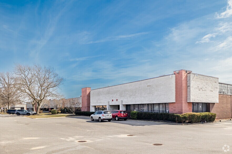 12-1 Dubon Ct, Farmingdale, NY à louer - Photo du bâtiment - Image 3 de 3