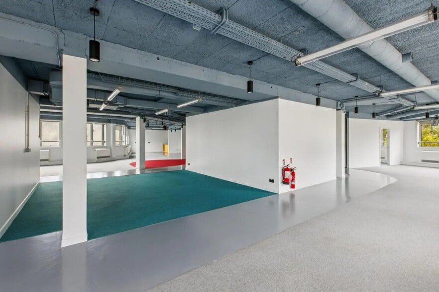 43 Avenue De Clichy, Paris for lease - Interior Photo - Image 1 of 20