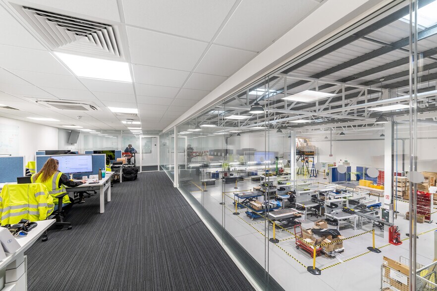 3 Precedent Dr, Milton Keynes à louer - Photo du bâtiment - Image 3 de 10