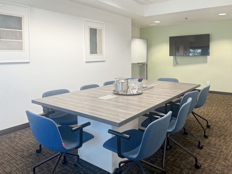 1690 W Shaw Ave, Fresno, CA for lease - Building Photo - Image 1 of 17