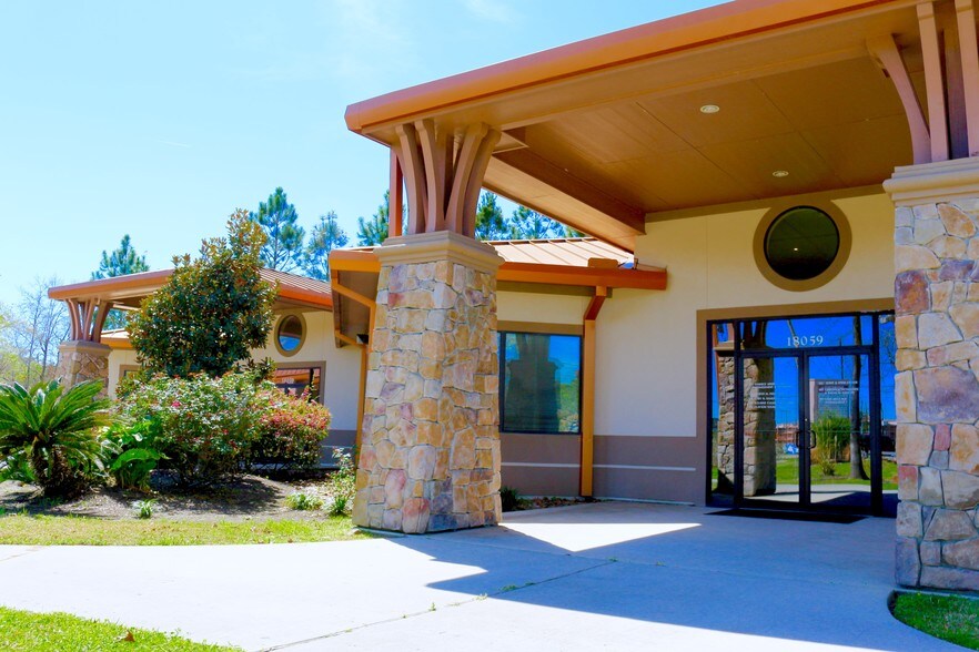 18057 Highway 105 W, Montgomery, TX à louer - Photo du bâtiment - Image 2 de 6