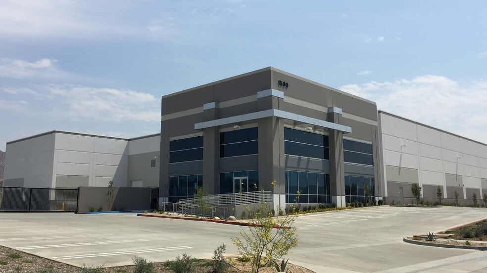 1590 Dan Kipper Dr, Riverside, CA for lease - Primary Photo - Image 1 of 3