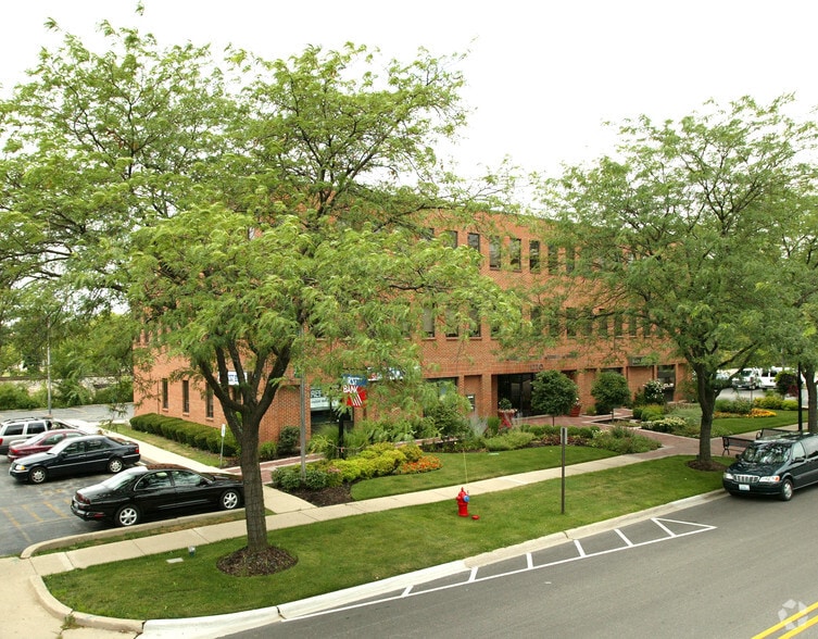 1220 Meadow Rd, Northbrook, IL for lease - Primary Photo - Image 1 of 17
