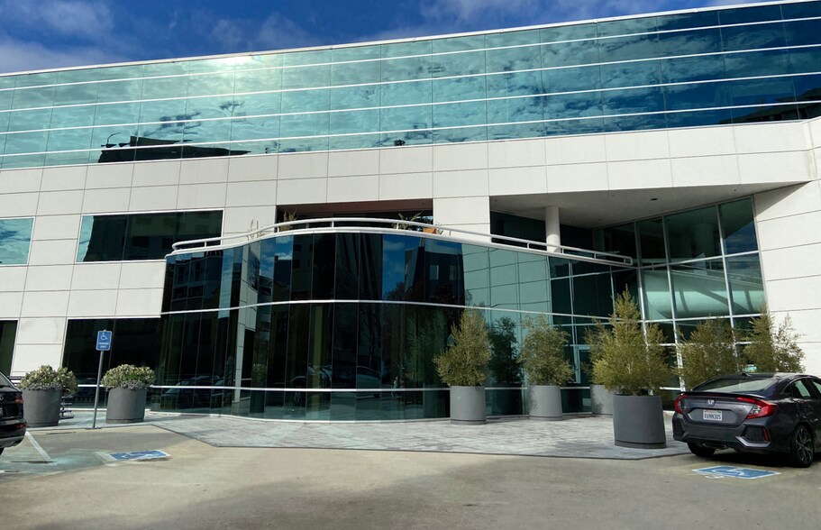 399 Bradford St, Redwood City, CA for lease - Building Photo - Image 2 of 9