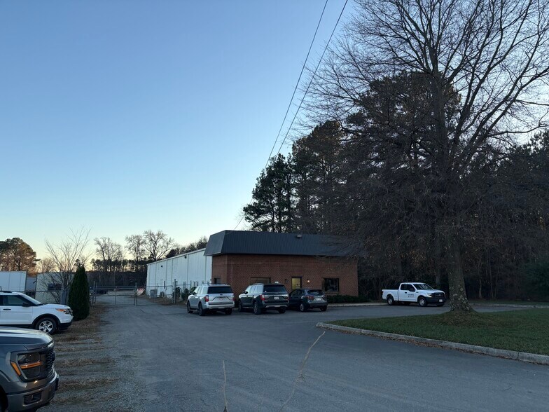 1501 Willis Rd, Richmond, VA à louer - Photo du bâtiment - Image 3 de 5