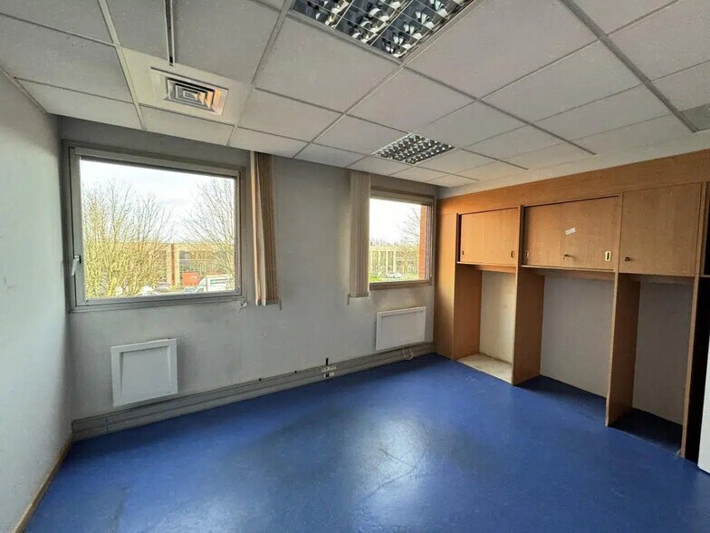 Bureau dans Roissy-en-France à vendre - Photo du bâtiment - Image 2 de 9