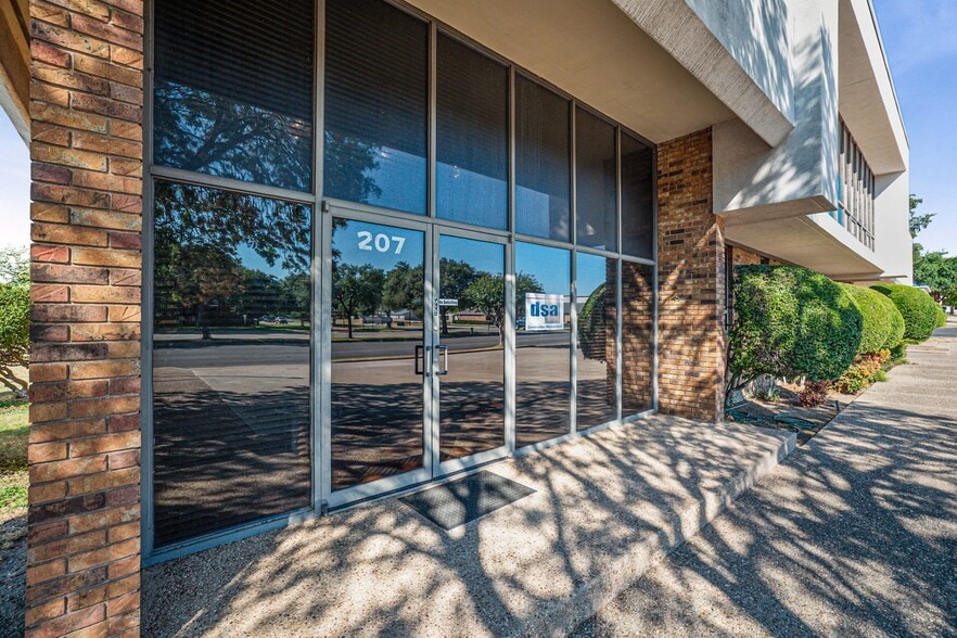 207 N Ridgeway Dr, Cleburne, TX for sale - Building Photo - Image 2 of 20