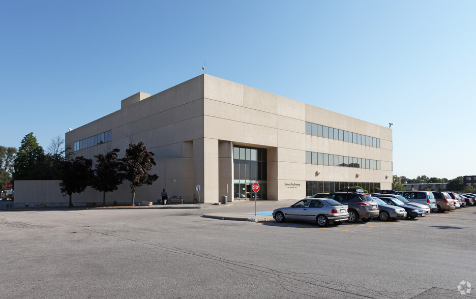 698 Lawrence Ave W, Toronto, ON for lease - Building Photo - Image 2 of 10