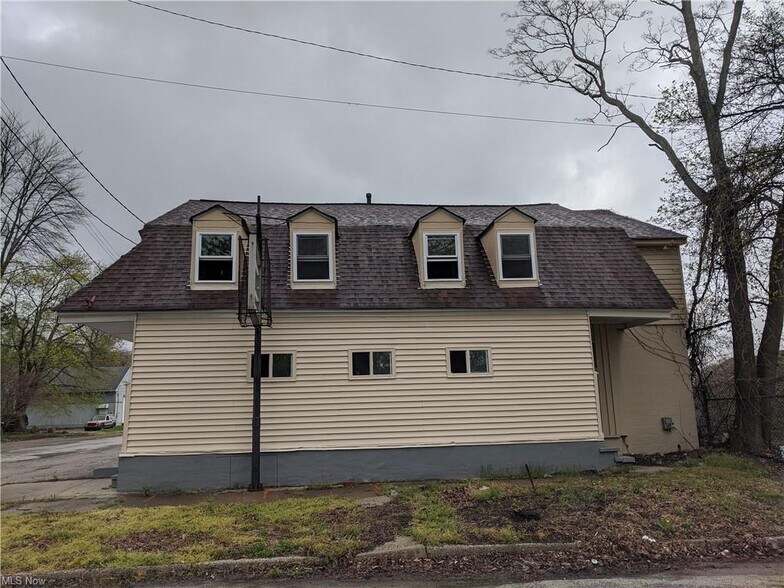 367 N State St, Painesville, OH à vendre - Photo du bâtiment - Image 3 de 6