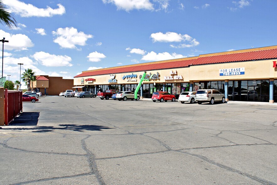 1155 N Zaragosa Rd, El Paso, TX à louer - Photo du bâtiment - Image 1 de 7