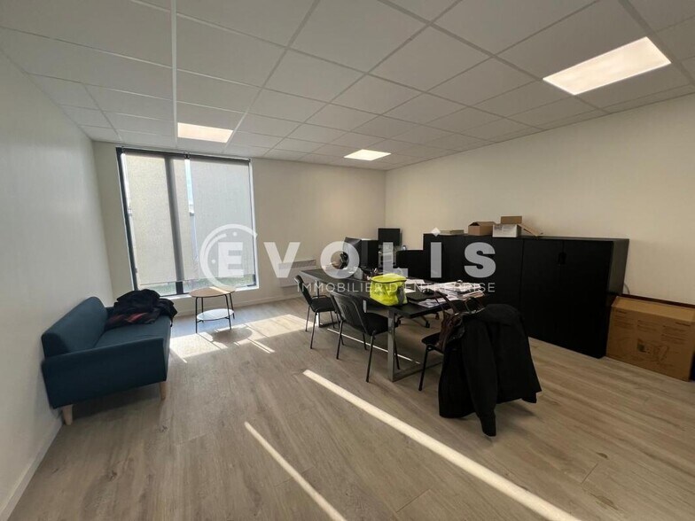 161 Allée Des Peupliers, Trévoux for lease - Interior Photo - Image 3 of 4