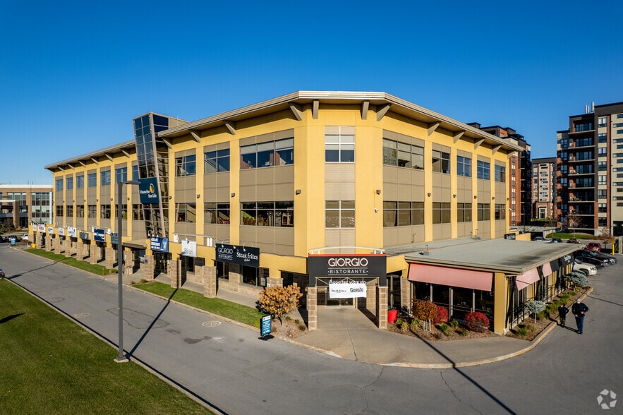 950 Montée Des Pionniers, Terrebonne, QC à louer - Photo du bâtiment - Image 3 de 7