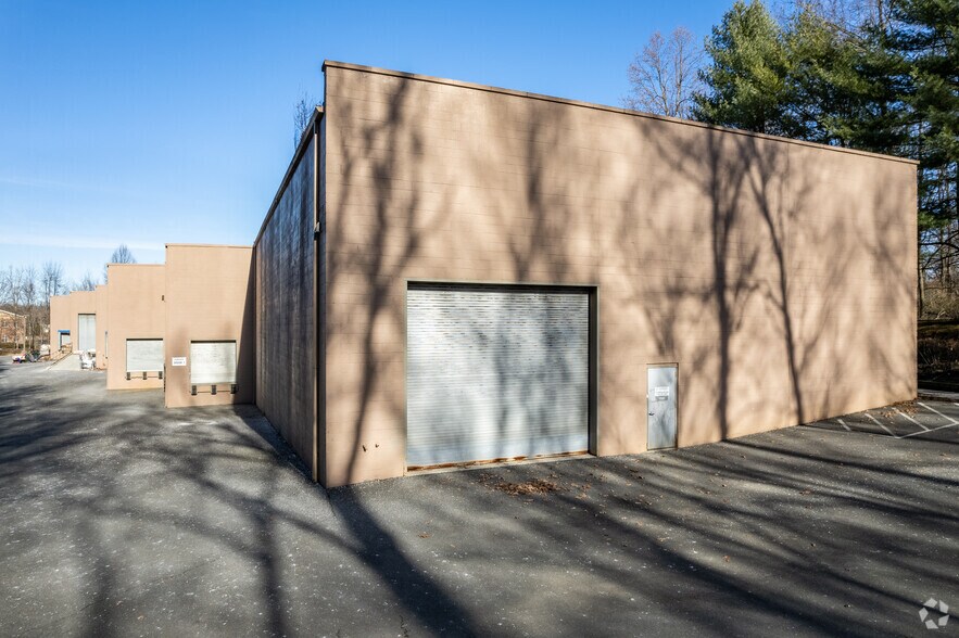 6 Powder Horn Dr, Warren, NJ à louer - Photo du bâtiment - Image 2 de 5