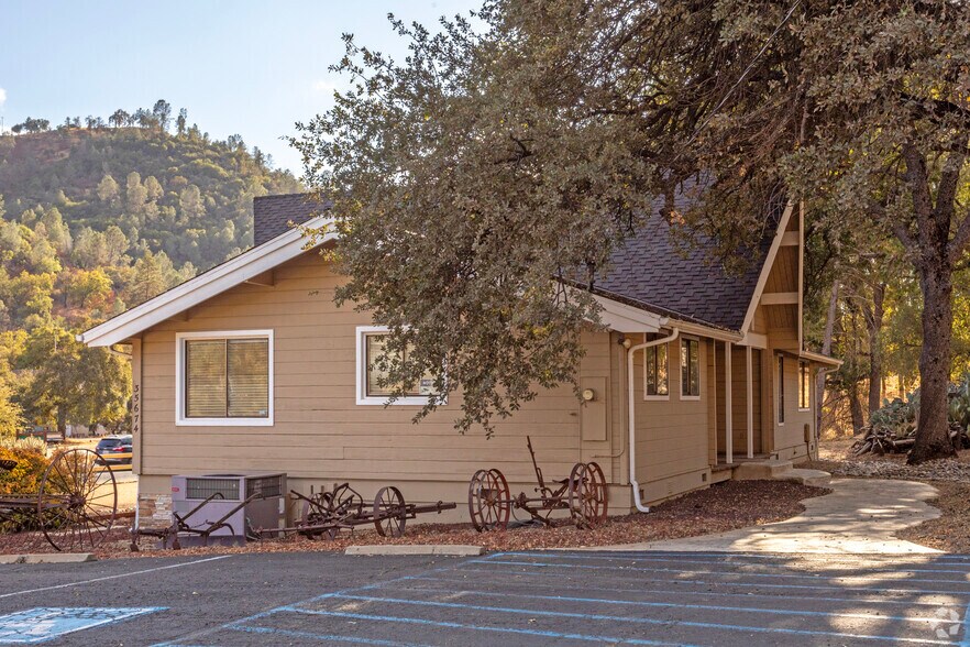 35674 Highway 41, Coarsegold, CA à vendre - Photo du bâtiment - Image 2 de 2