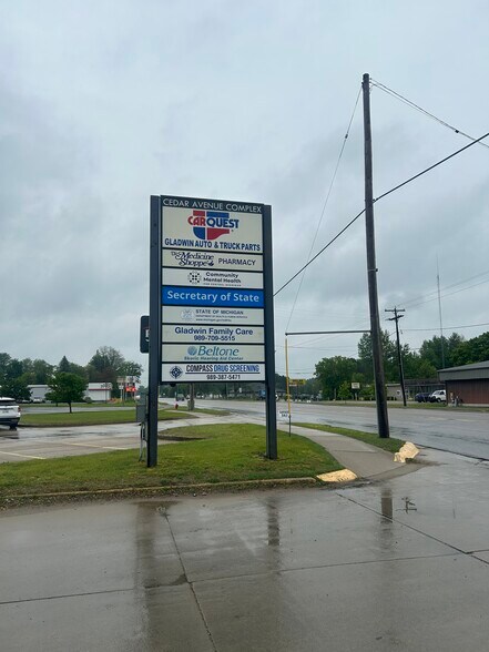 673 E Cedar Ave, Gladwin, MI à vendre - Photo du bâtiment - Image 2 de 35