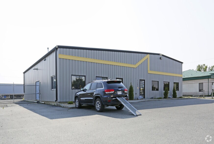 1102 18th St SE, High River, AB for sale - Primary Photo - Image 1 of 1