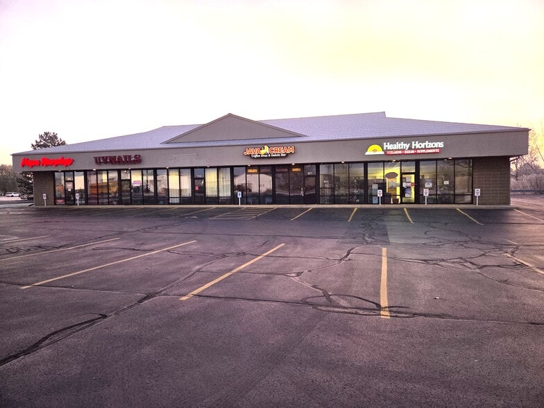 565-573 Swan Rd, De Pere, WI for lease - Building Photo - Image 2 of 4