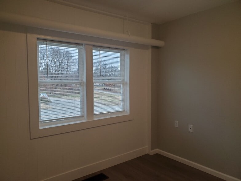 600 E Mary St, Yates Center, KS à vendre - Photo du bâtiment - Image 3 de 54