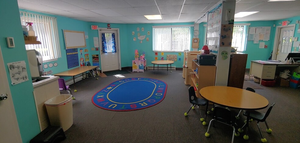 982 Rubber Ave, Naugatuck, CT for sale - Interior Photo - Image 3 of 15