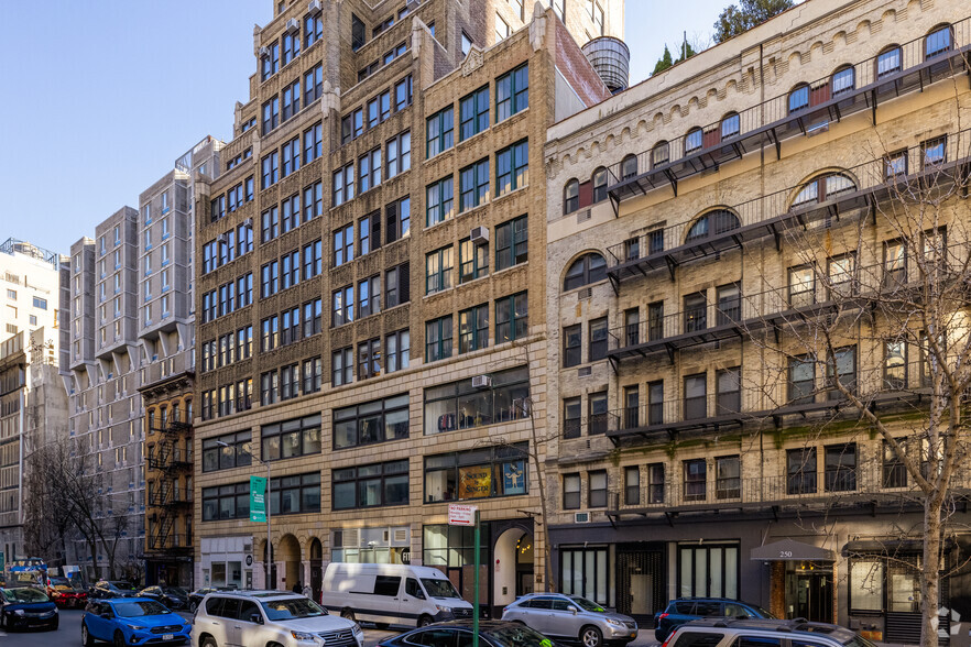 242 W 27th St, New York, NY for lease - Building Photo - Image 1 of 6