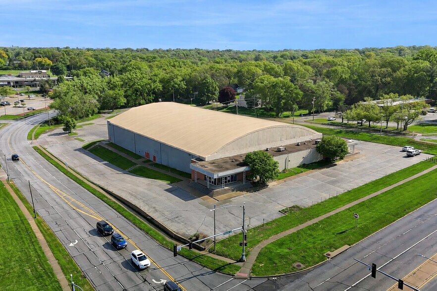 7201 Hickman Rd, Urbandale, IA à vendre - Photo du bâtiment - Image 2 de 9