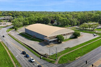 Plus de détails pour 7201 Hickman Rd, Urbandale, IA - Sports et divertissement à vendre