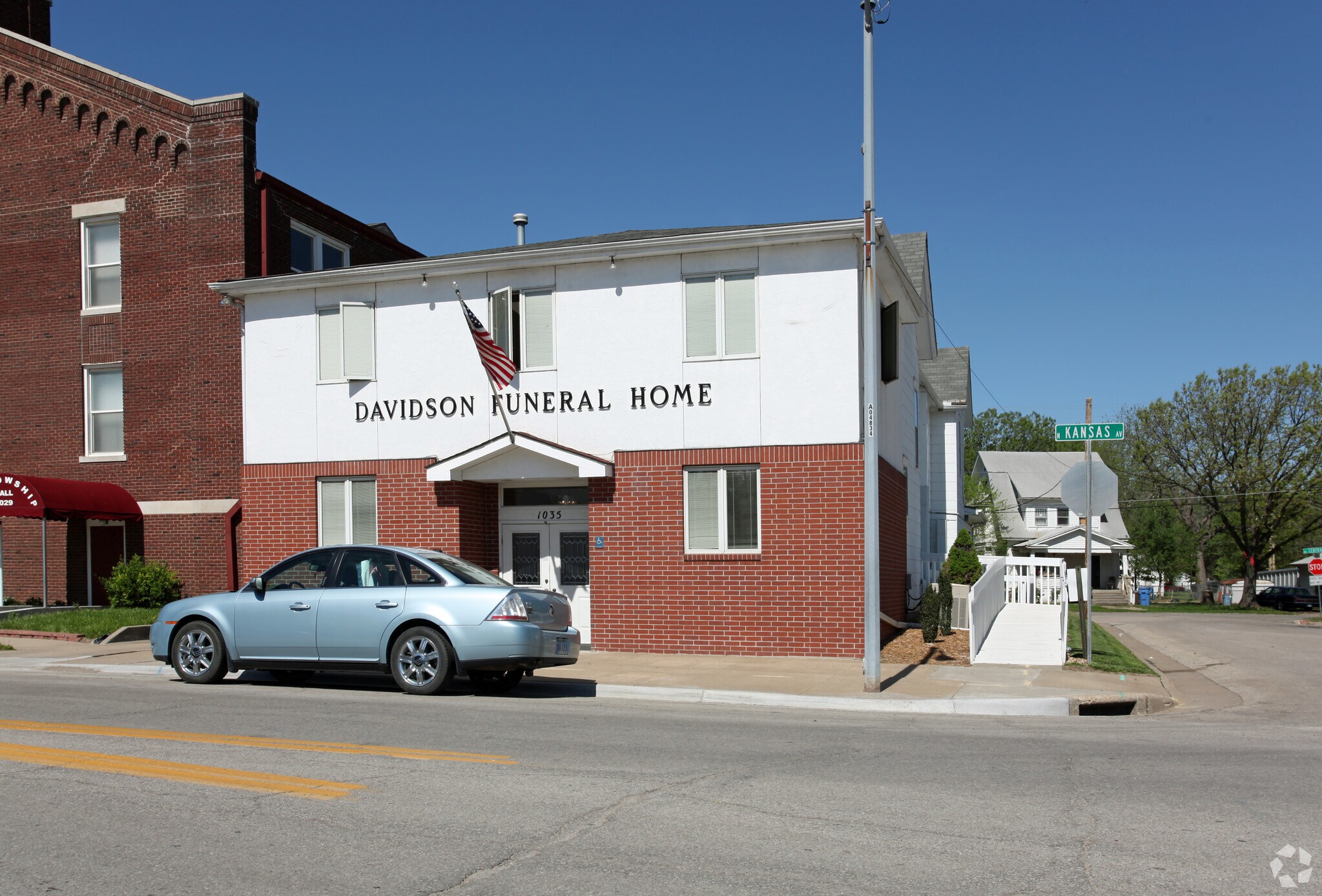 1035 N Kansas Ave, Topeka, KS for lease Primary Photo- Image 1 of 3