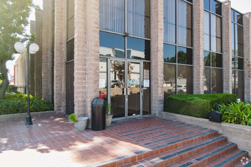 8801 Bellanca Ave, Los Angeles, CA à louer - Photo du bâtiment - Image 2 de 4