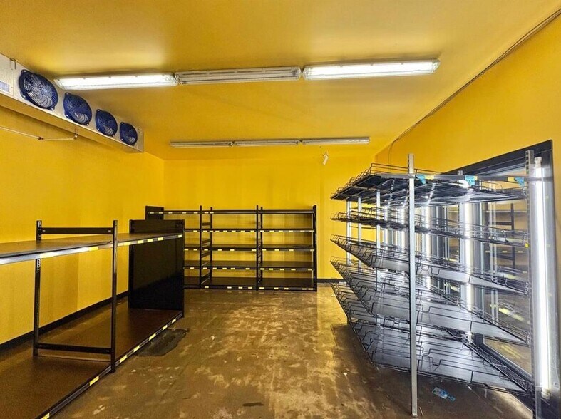 4617 50 Av, Red Deer, AB à louer - Photo du bâtiment - Image 2 de 8