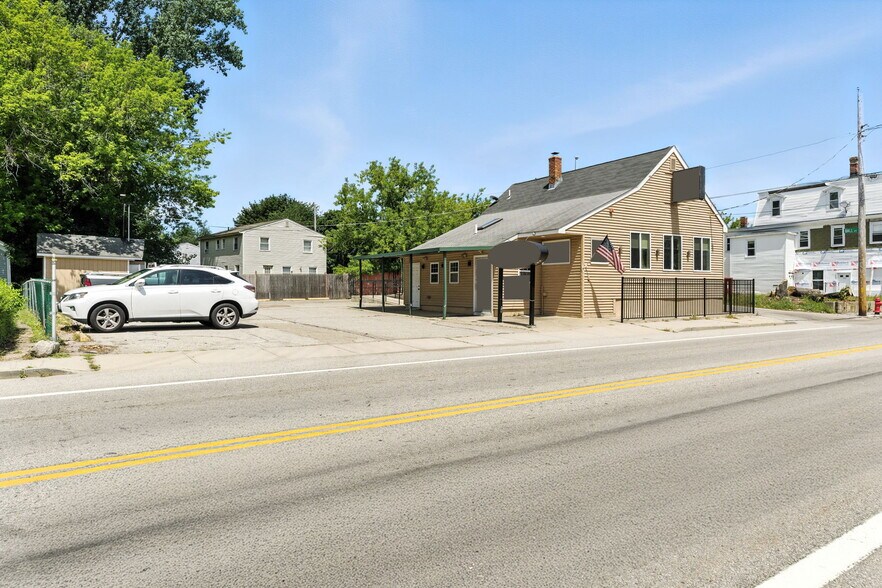 568 Providence St, West Warwick, RI à vendre - Photo du bâtiment - Image 2 de 31