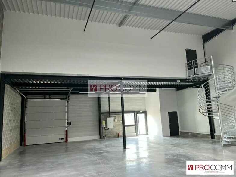 Flex in Chartres for lease - Interior Photo - Image 2 of 6