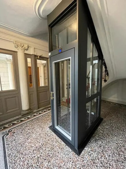 24 Rue De Turin, Paris for sale - Interior Photo - Image 2 of 16