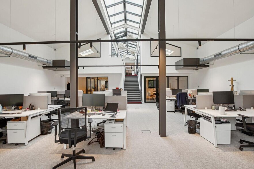 Bureau dans Courbevoie à vendre - Photo du bâtiment - Image 3 de 12