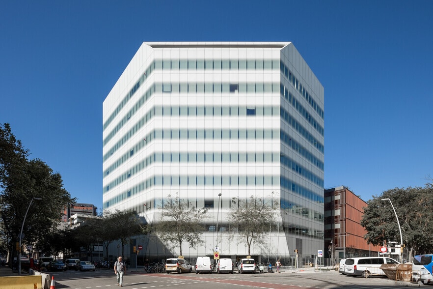 Office in Barcelona, Barcelona for lease - Building Photo - Image 2 of 4