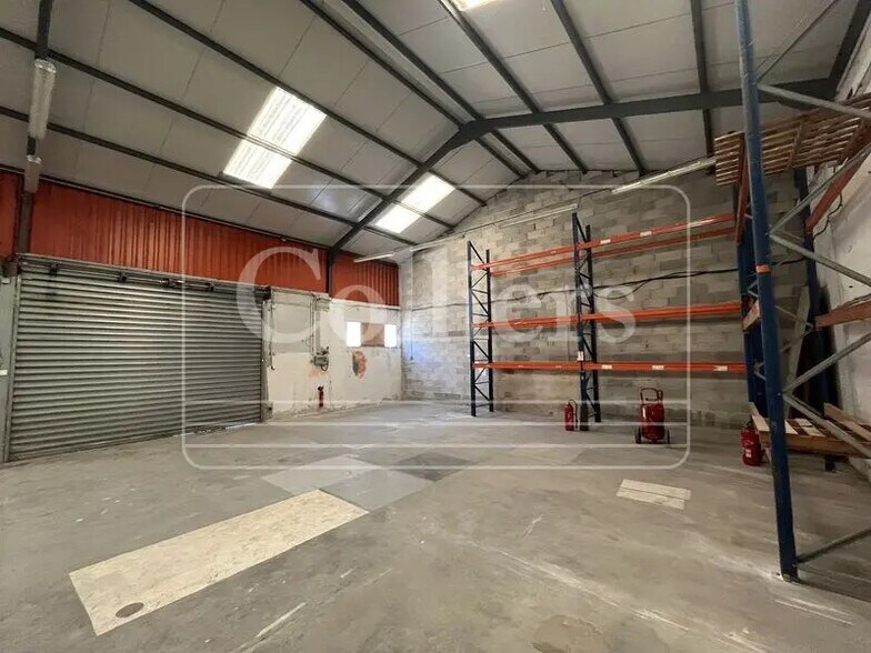 Flex in Aubagne for lease - Interior Photo - Image 2 of 5