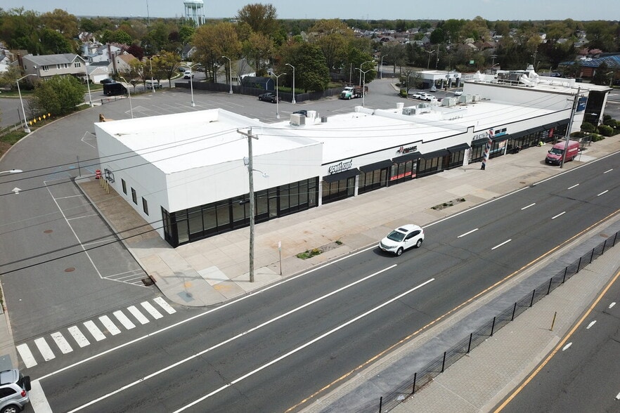 3695-3715 Hempstead Tpke, Levittown, NY for lease - Building Photo - Image 3 of 5