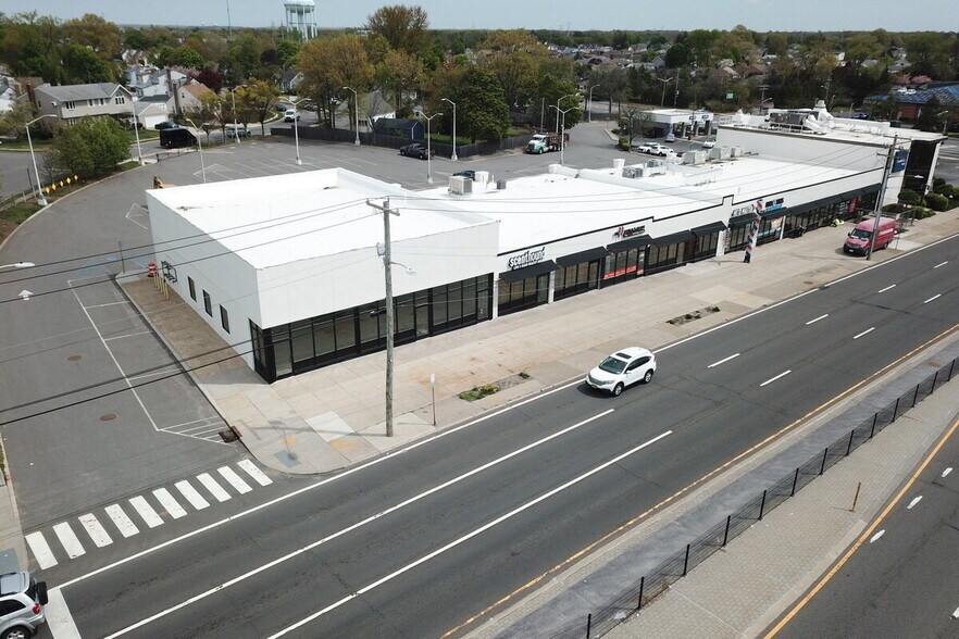 3695-3715 Hempstead Tpke, Levittown, NY à louer - Photo du bâtiment - Image 3 de 5