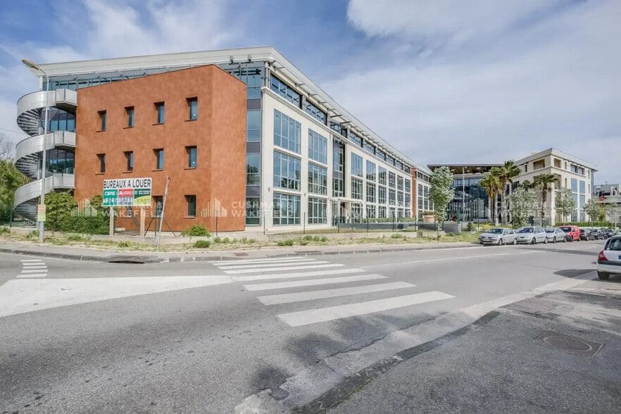 Office in Marseille for lease - Building Photo - Image 1 of 18