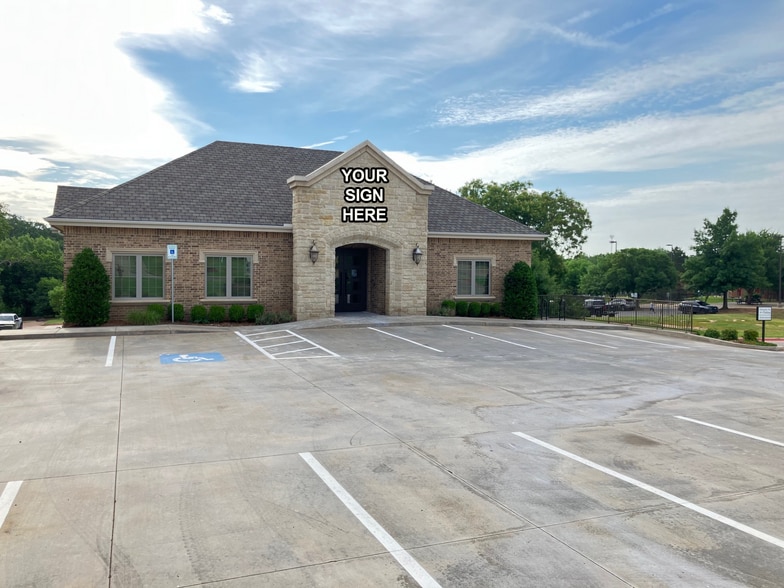 1008 S Bryant Ave, Edmond, OK for lease - Primary Photo - Image 1 of 10