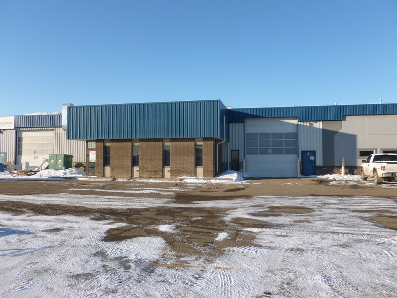 8319 Chiles Industrial Rd, Red Deer, AB à louer - Photo du bâtiment - Image 3 de 3