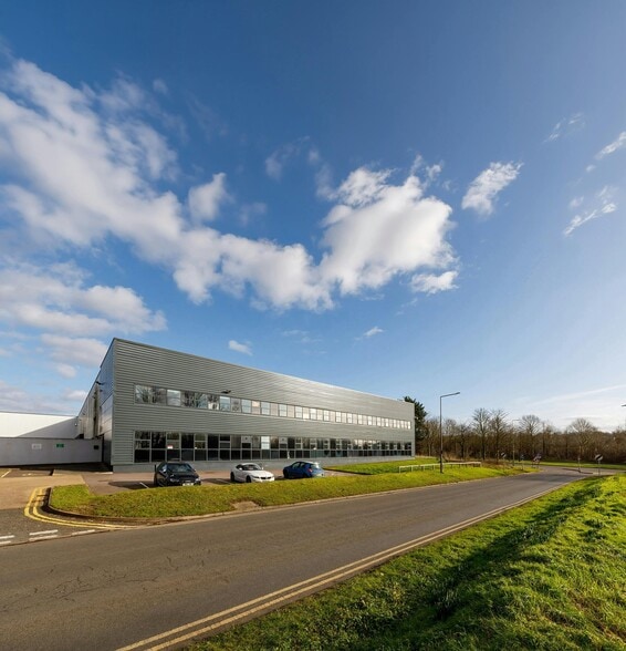 73 Mercers Dr, Milton Keynes for lease - Building Photo - Image 1 of 4