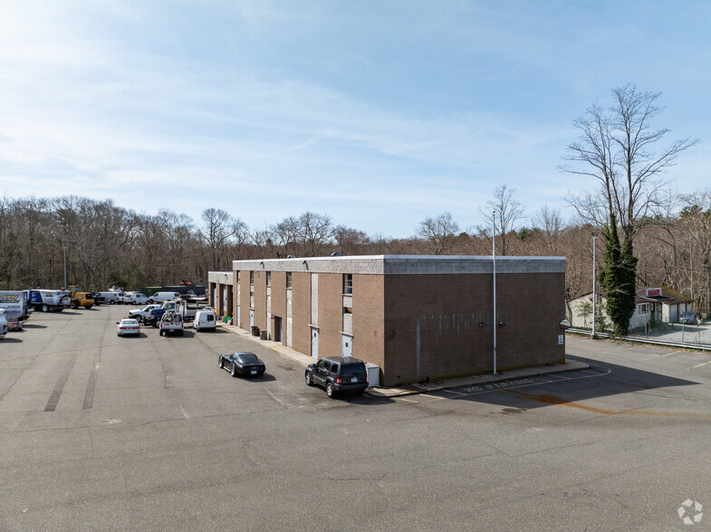 1 Main St, Yaphank, NY à louer - Photo du bâtiment - Image 2 de 6