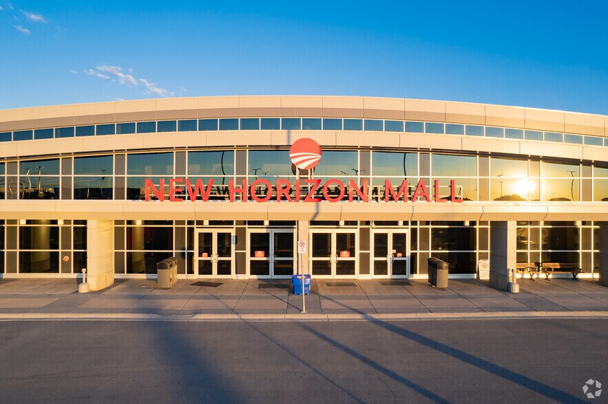 260130 Writing Creek Cres, Calgary, AB à vendre - Photo du bâtiment - Image 2 de 6