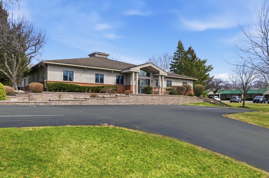 33 Century Hill Dr, Latham, NY à vendre - Photo principale - Image 1 de 15