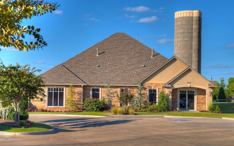 908 SW 107th St, Oklahoma City, OK for lease - Building Photo - Image 3 of 5