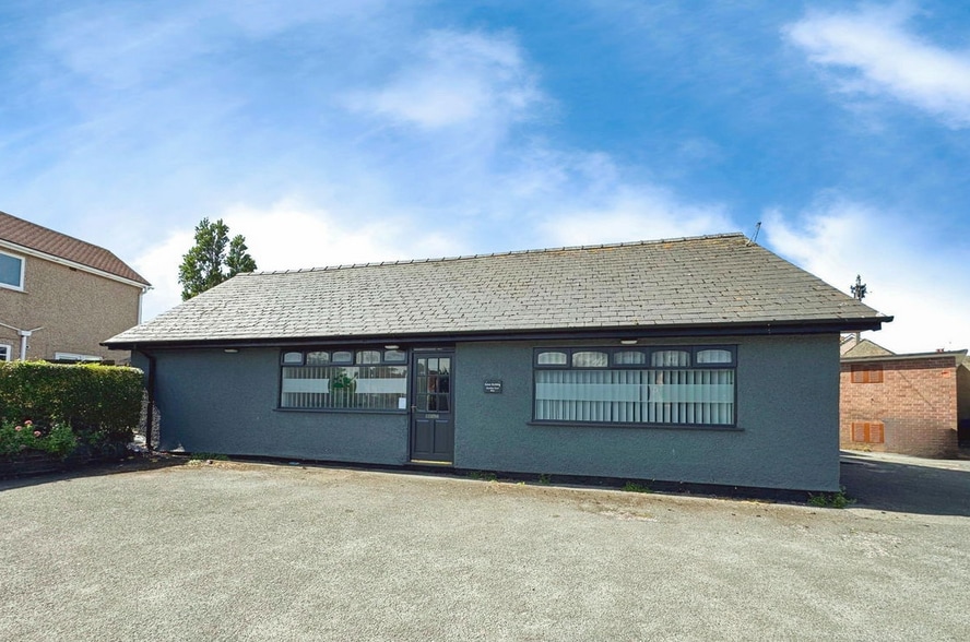 4A Rhuddlan Rd, Rhyl for sale - Building Photo - Image 2 of 7