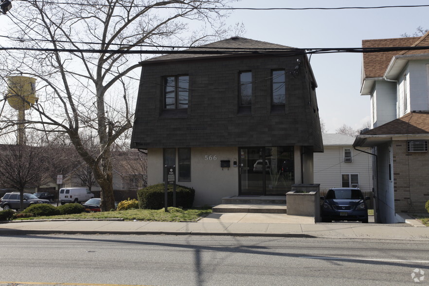 566 Grand Ave, Ridgefield, NJ for sale - Primary Photo - Image 1 of 2